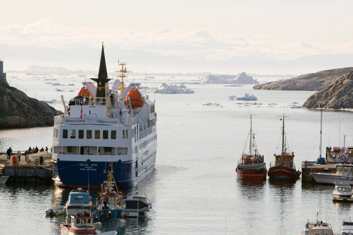 Kreuzfahrtschiff im Hafen von Ilulissat auf Grönland