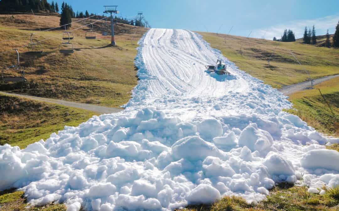 WWF veröffentlicht neue Bilder vom „Weißen Band“. Kitzbüheler Ski-Opening zeigt Entfremdung des Tourismus von der Natur.