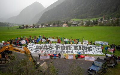 Protest in Tumpen gegen Kraftwerksbau: Menschenkette fordert mehr Schutz für freie Flüsse