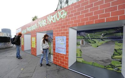Wiener Schwedenplatz mit 13 Meter langer Mauer versperrt