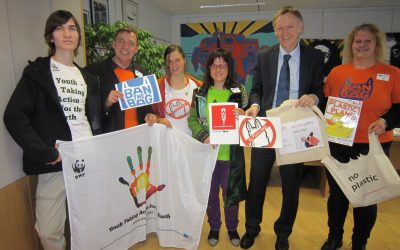 Jugendliche übergeben 13.800 Unterschriften gegen Plastiksackerl an EU
